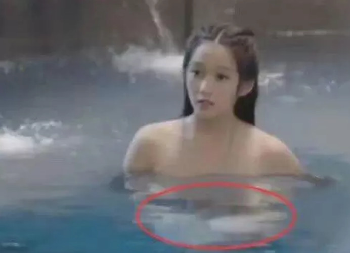 刘亦菲的胸前有两点,定眼一看穿现代胸罩?