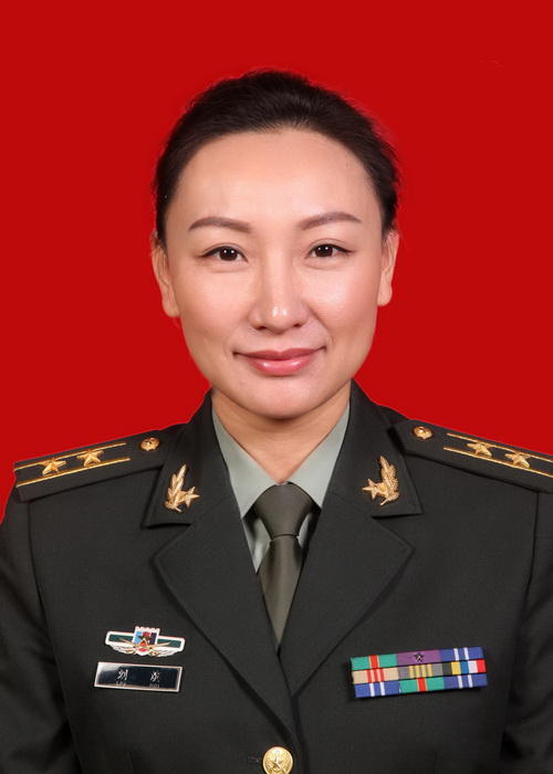 毛泽东孙媳妇刘滨不同时期罕见生活照，美丽端庄