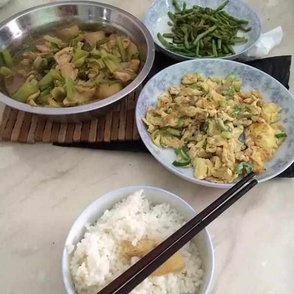 东北农村人家早饭,炒菜米饭是常态,你最想去谁家吃?