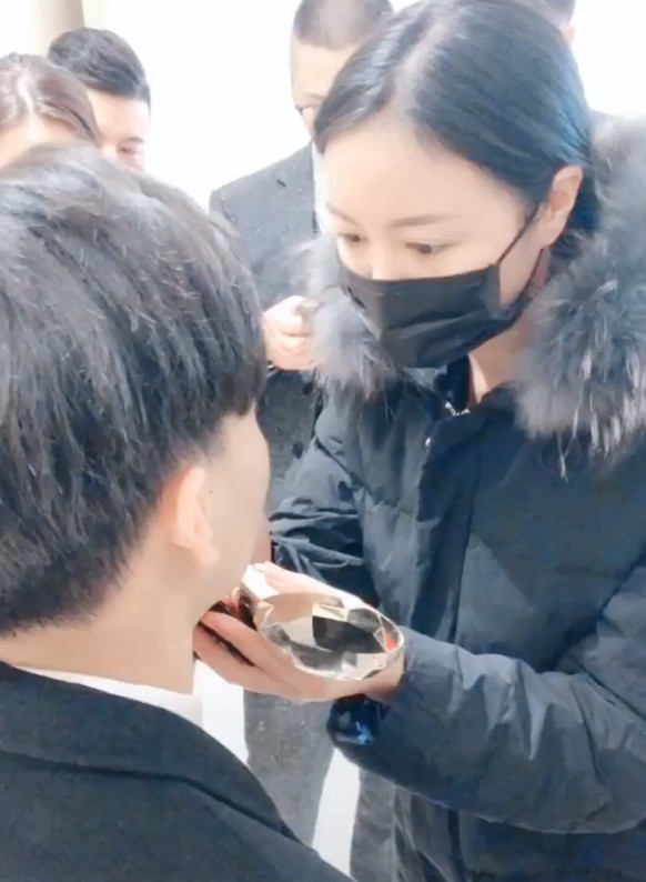 扯人口罩_戴口罩的人简笔画