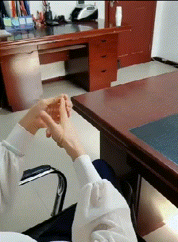 搞笑gif:妹子学习还不忘练习一字马,真是勤能补拙啊