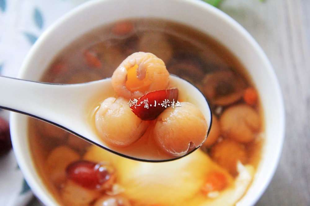 【红枣枸杞桂圆鸡蛋糖水】 食材:红枣,桂圆,枸杞,鸡蛋 辅料:姜 调料