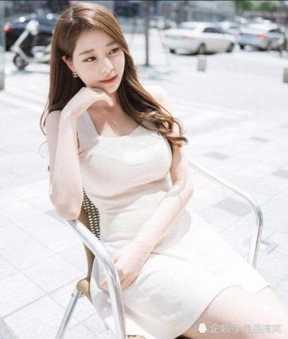 搞笑gif:看妹子的眼睛,像是个有故事的人!