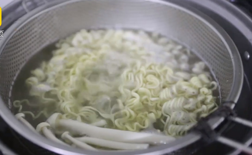 银行职员开泡面食堂,想转让还亏20万:做生意可