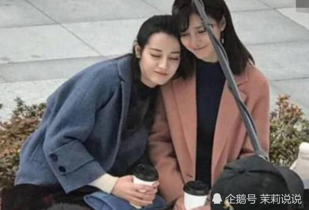 迪丽热巴和自己的替身,可以看出这位替身也是位美女,气质出众,非常