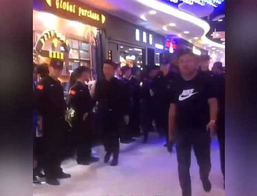 呵斥路人引争议 逛街时该不该给明星让路 网友 求人还这态度 看点快报