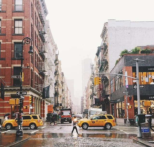 喧闹·城市背景图,"街上车水马龙,都不及你笑容透过雨水千重"