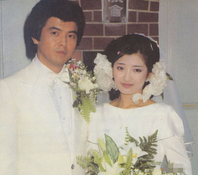 山口百惠婚礼 教会外三百公尺路水泄不通 三浦友和检讨不带手帕 看点快报