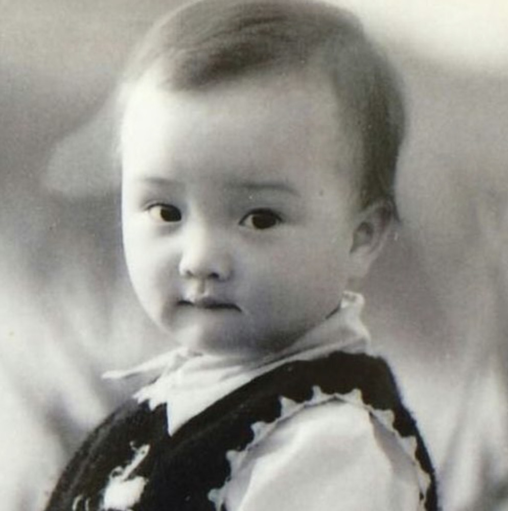李小璐小时候私照,与女儿相似度高达一百,简直是同张脸