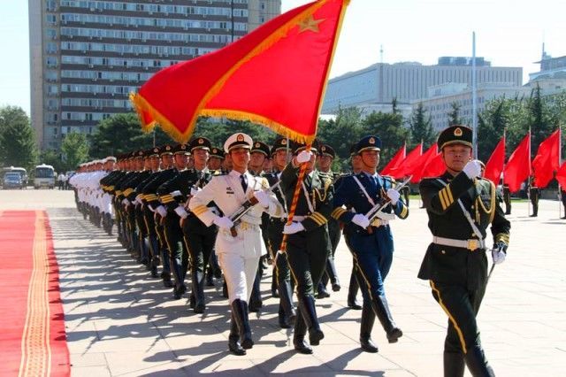 三军仪仗队"指挥刀",为何使用西洋剑,而不用传统宝剑?