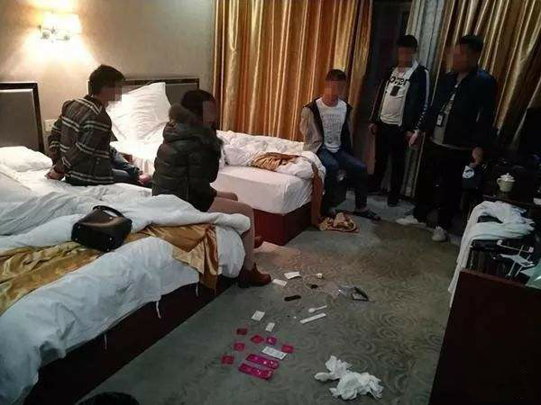 警察扫黄现场:卖淫女丑态百出,道具千奇百怪