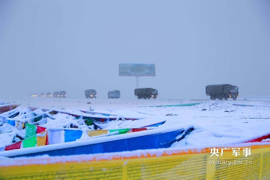默默无闻的中国汽车兵冒雪征战高原