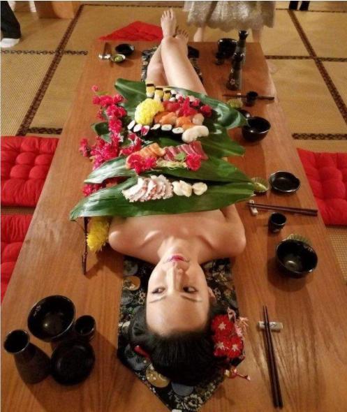 张卫健又多了一个的梗!日本人邀他吃女体盛宴,你猜他怎样吃?