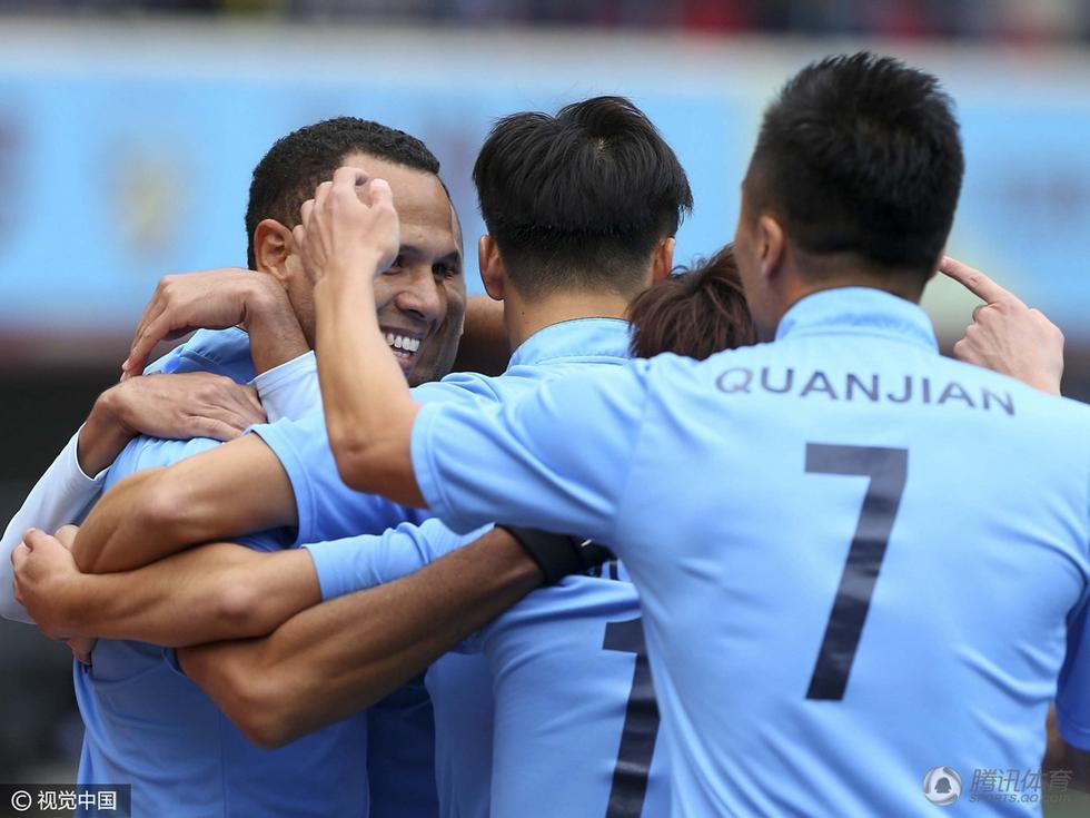 天津权健成功冲超 赵旭日脱衣狂欢