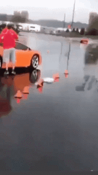 搞笑gif:妹子长得如此漂亮有气质,怎么感觉和这环境格格不入