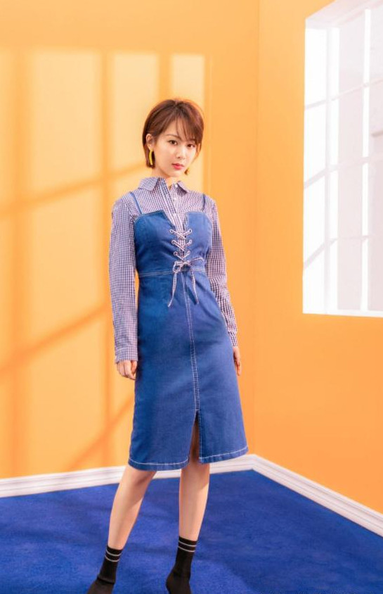 杨紫:她穿着一身碎花洋裙,脸上带着淡淡的笑容,真的非常美丽!