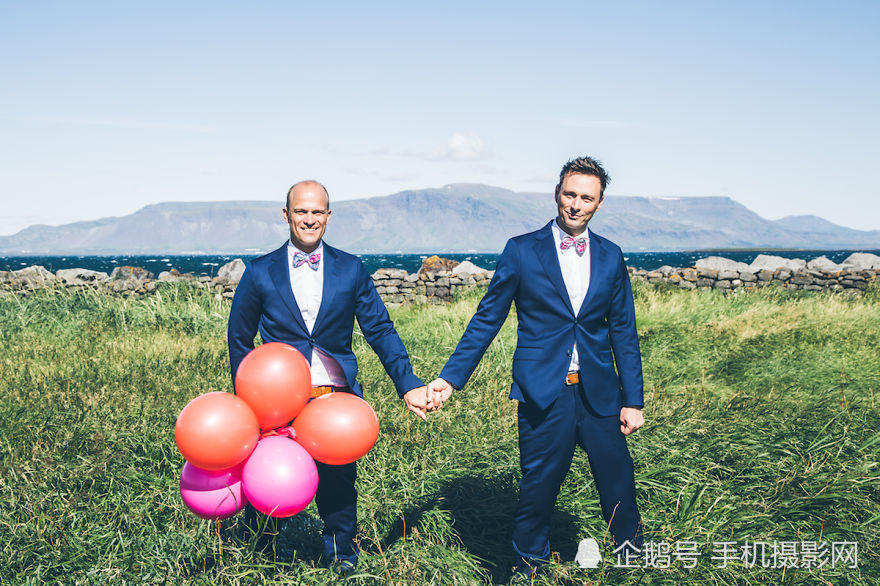 图为一对男同性恋在格罗塔拍摄的结婚照.