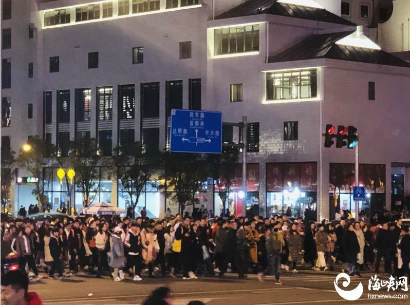 感受一下此刻鲜活的东街十字路口 全是人人人!
