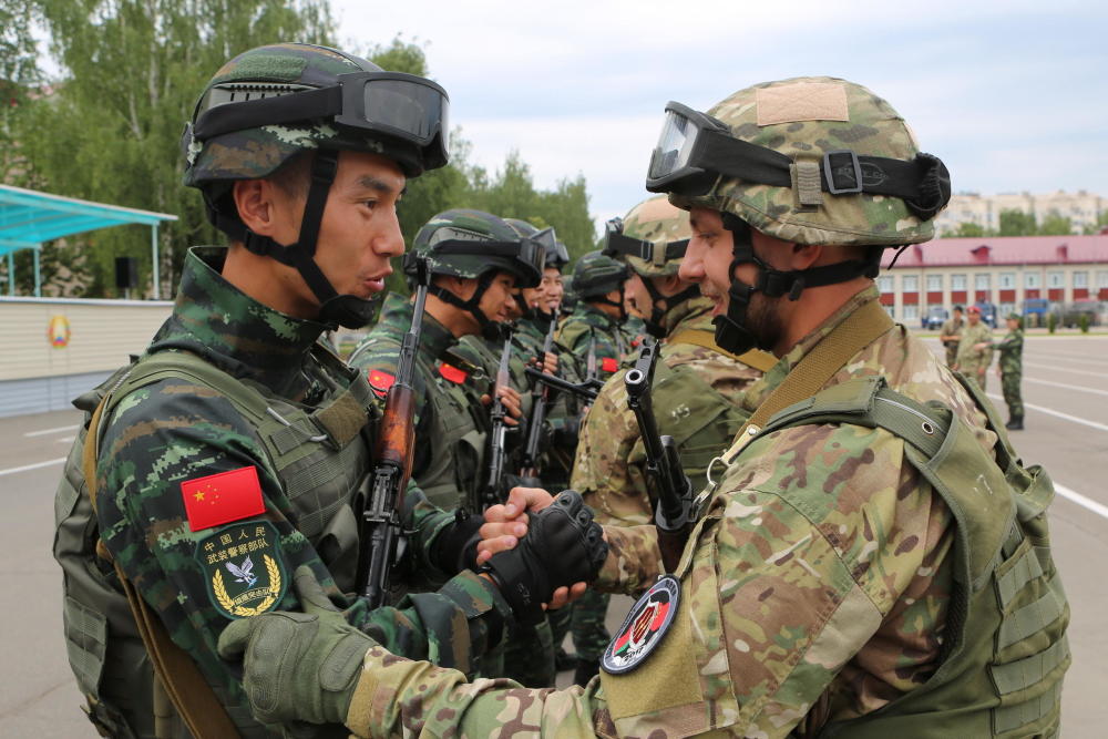 联合盾牌联合反恐演习中的中国武警战士和白俄罗斯同行.