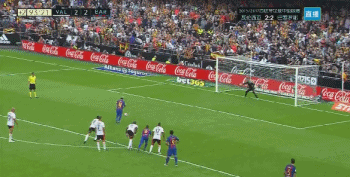 gif-梅西小禁区低射钻死角 蝙蝠军团8人呆看