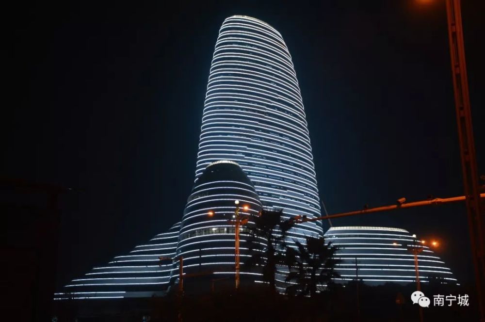 五象新区广西新媒体中心夜景实拍