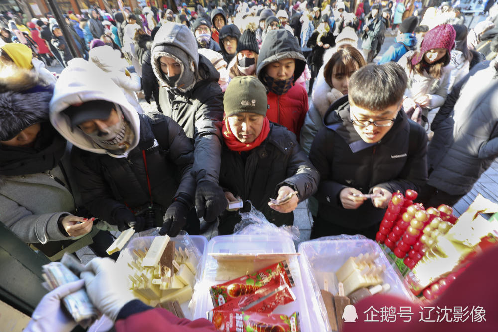 哈尔滨现一大怪:数九寒冬火爆买冰棍场面壮观 满街处处吃冰棍