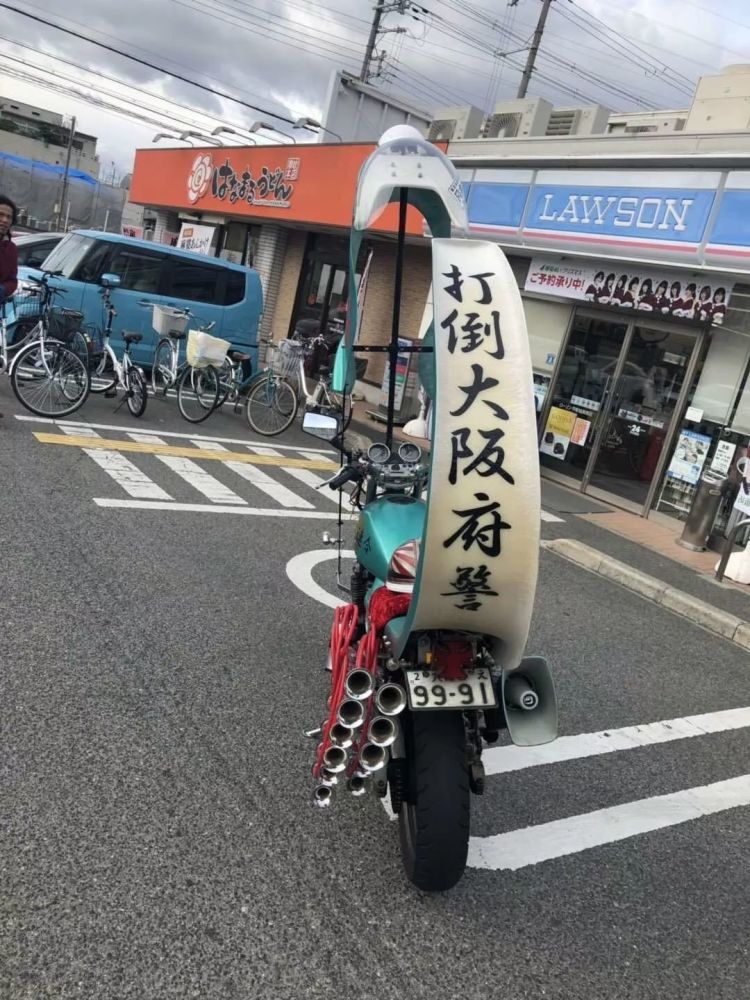 挑战交警 从来就不是鬼火少年的首创 看点快报
