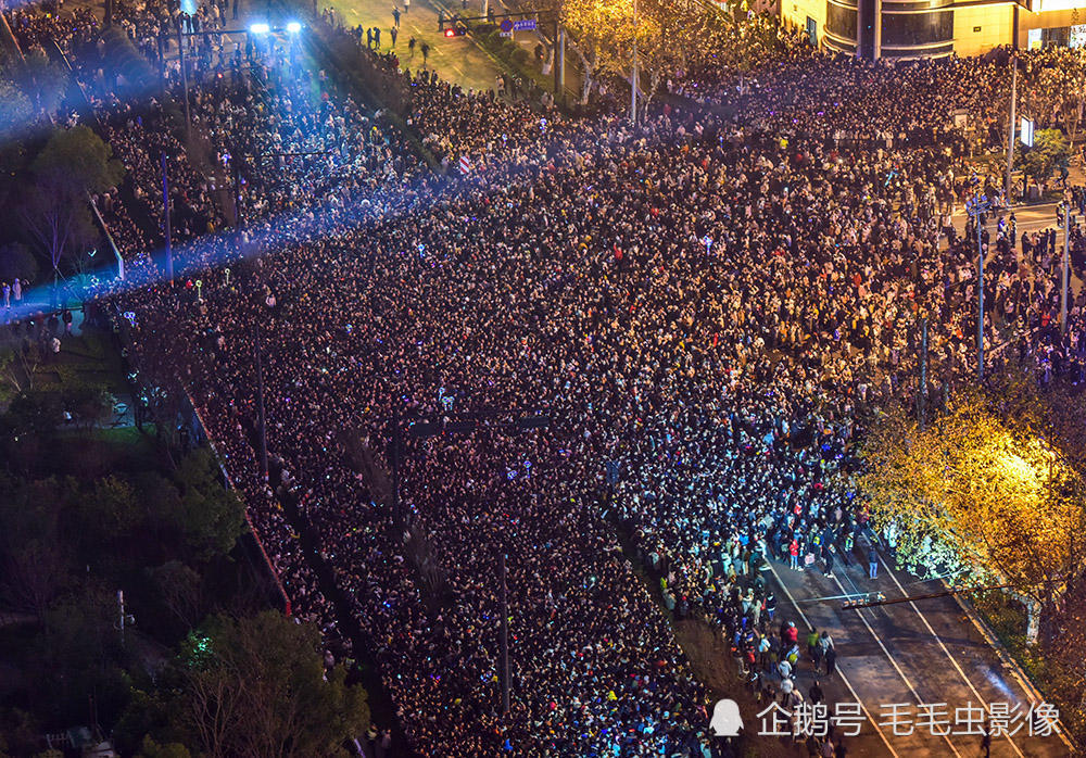 人山人海!水泄不通!杭州数万人齐聚武林广场跨年