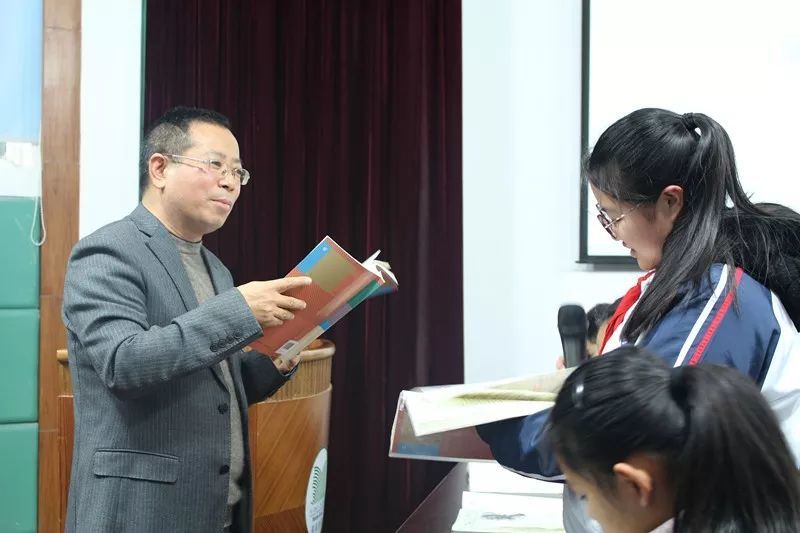 迎着春光 奔向远方——献礼迎春中学建校20周年
