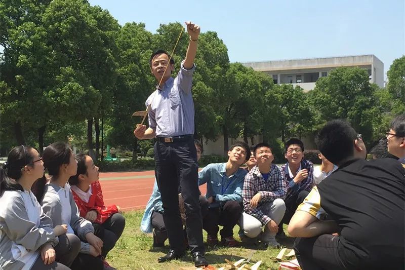 迎着春光 奔向远方——献礼迎春中学建校20周年