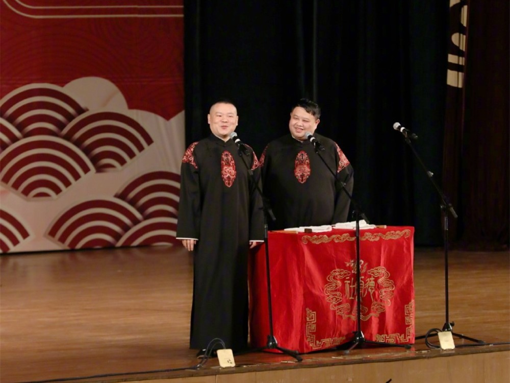 德云社跨年演出,粉丝齐声叫孙越的名字,岳云鹏赌气离台