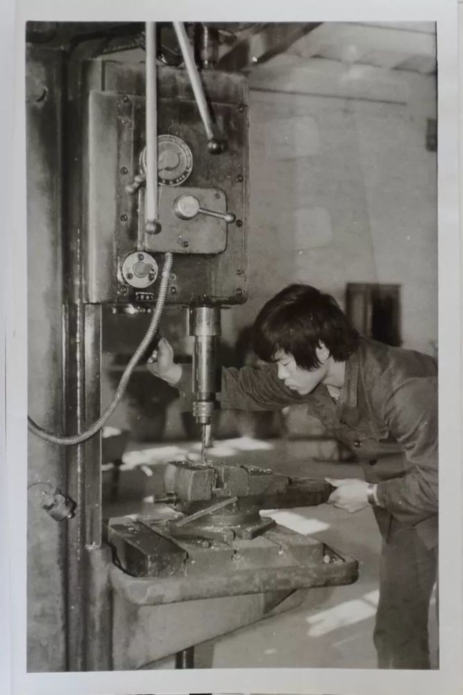 1987年9月,机修车间车工张大林在工作中.
