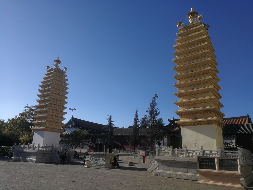 往前面走就到了官渡古镇的中心了,公元1458年明代建立的妙湛寺金刚塔