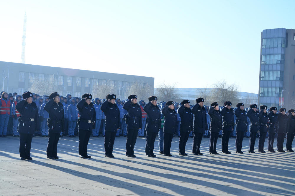 高墙内最美的阳光 女狱警和服刑人员同升国旗