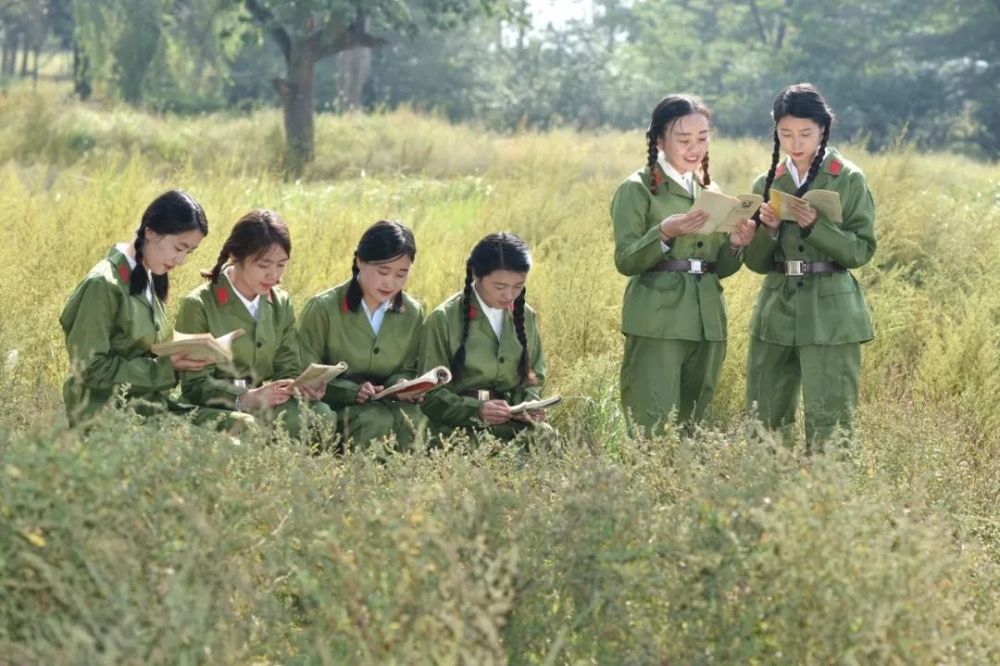 她们有的是解放军一兵团特招的青年知识分子,有的是学校学生及调干