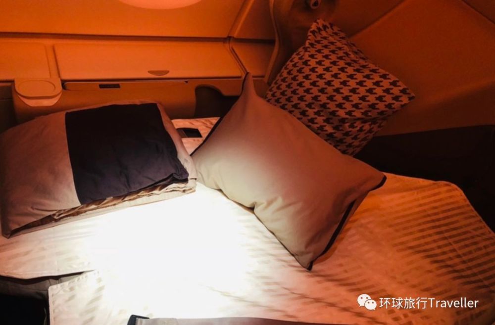 吃完饭空姐就过来铺床准备睡觉