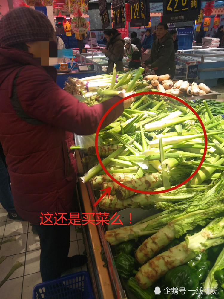 大妈超市买菜"大展身手",瞬间扒皮精挑细选