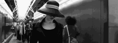 流量们小花们能在机场穿点凡人的衣服吗？能！