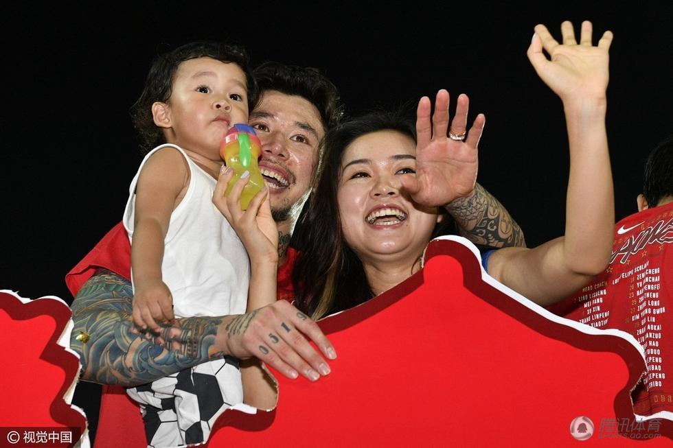 恒大夺冠庆典 振兴中国足球横幅抢镜