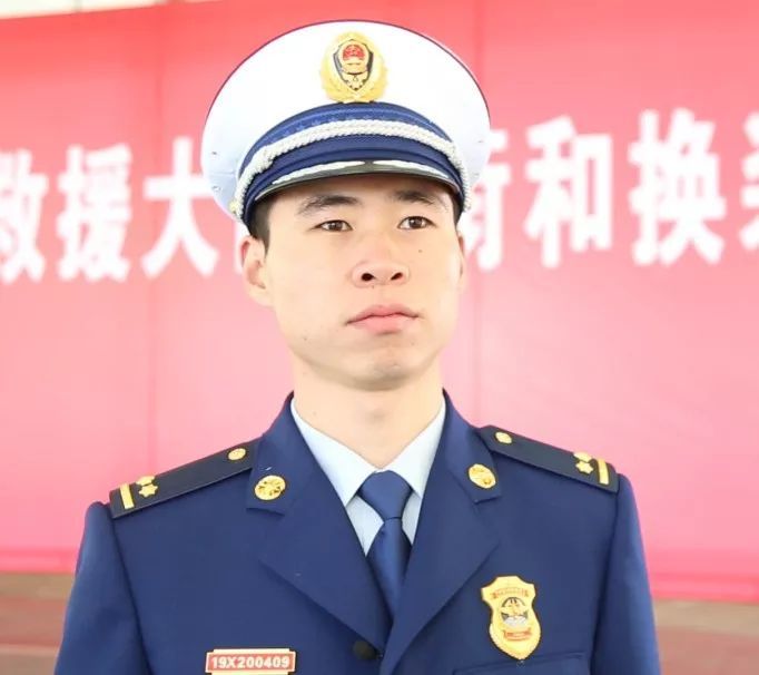 目前,区消防救援大队军官现有的新服装为正式场合所穿的冬常服和执勤