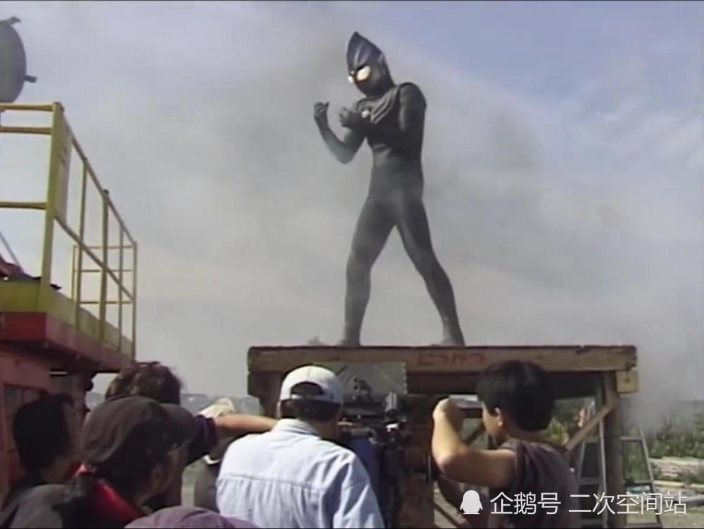 皮套演员有多敬业?迪加差点就摔伤,爆炸效果都是真实引爆