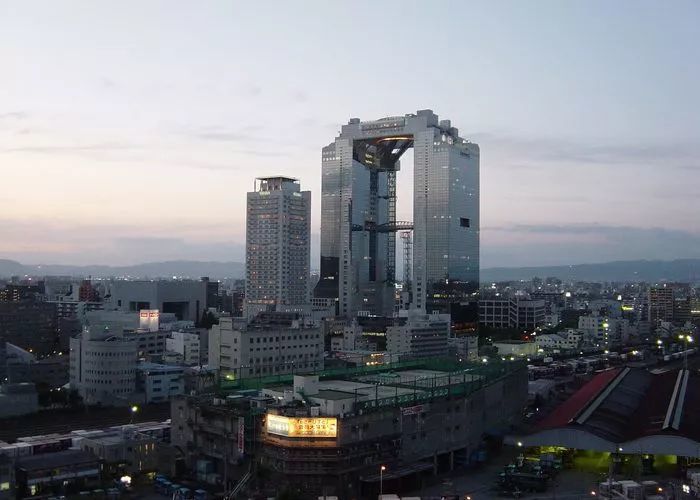 大阪梅田蓝天大厦