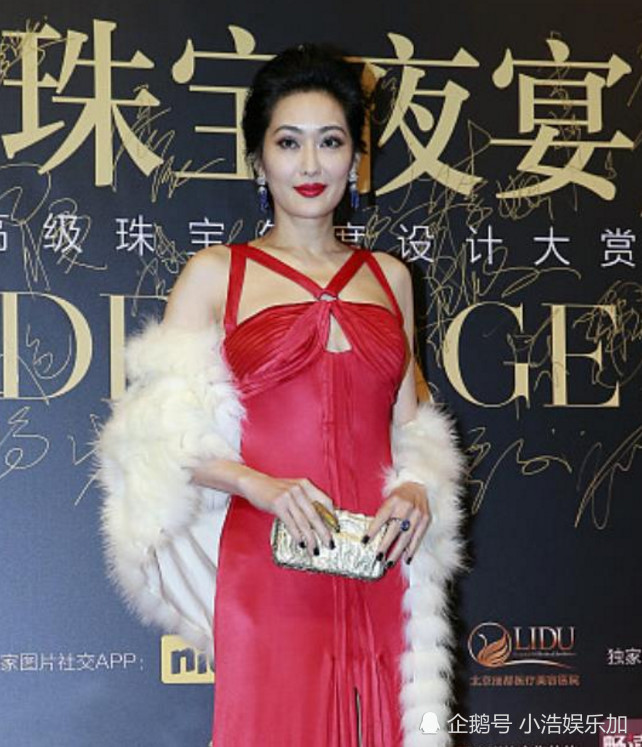 孟广美放"大招"了!身穿红色长裙,这礼服有点"别致"啊!