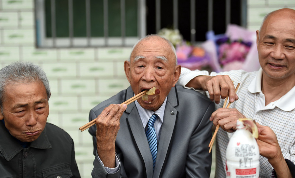 97岁台湾老兵离家77年返乡寻亲,跪父母坟前流泪,最想吃家乡腊肉
