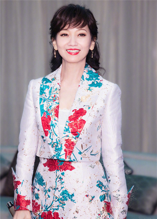 赵雅芝换个发型,瞬间多出了少女感,哪像64岁?