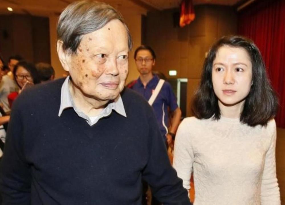 现在翁帆也没有了当年的气质,看上去无精打采的.