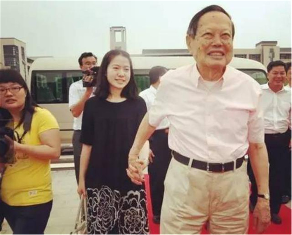 42岁翁帆尽显老态,96岁杨振宁行动不便,脸上仍洋溢着笑容!