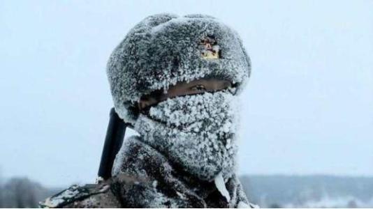 虽然精神值得褒奖和宣扬,在漫天风雪的天气里站岗到底