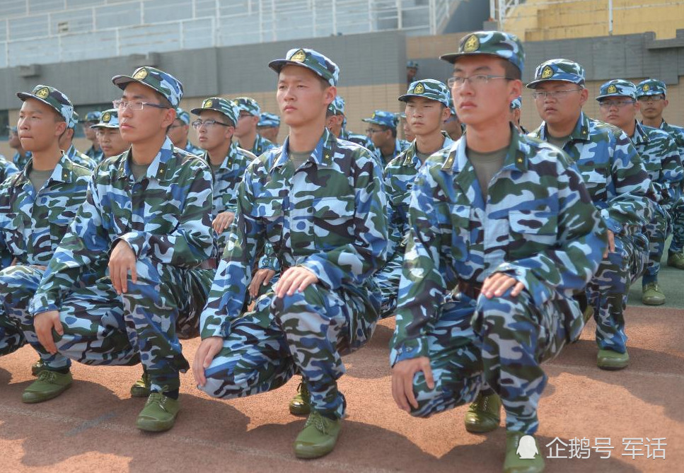 一般情况下,蹲姿训练结束的时候,教官都会让原地踏步走,这样能够快速