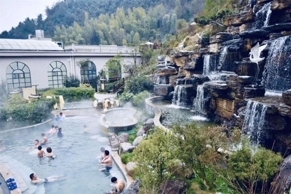 又给你足够的私密空间 尽情徜徉 在这样的天气 来大盘山温泉山庄 泡着